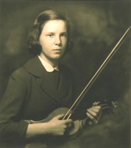 Fotoporträt (Knabe mit Violine) by Courvoisier-Frey Marguerite