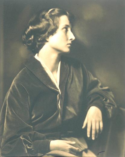 Fotoporträt (Junge Frau, Profil nach rechts) by Courvoisier-Frey Marguerite
