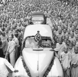 Buddhistische Mönche | Cambodge 1952 by Baumann Margrit & Ernst