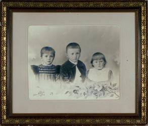 Fotoaufnahme von 3 Kindern by Michelis Friedrich Wilhelm