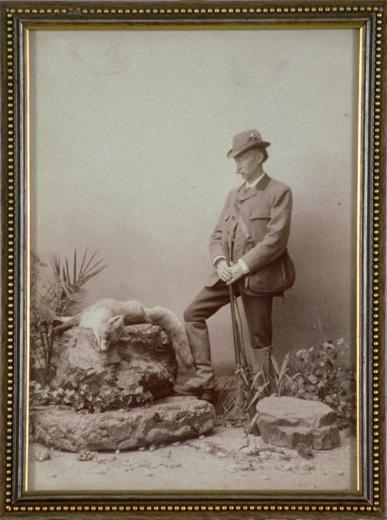 Portait du Dr. Albert Schwab (1828-1915), en tenue de chasse, de profil vers la gauche by inconnu / anonyme