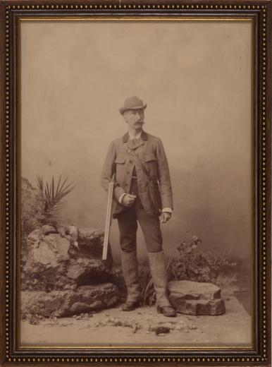 Portrait du Dr. Albert Schwab (1828-1915), en tenue de chasse, de face by inconnu / anonyme