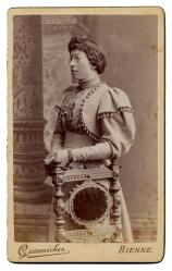 Elisa Bloesch (1863-1894). Profil vers la gauche; bras gauche appuyé sur la chaise by Graenicher F.