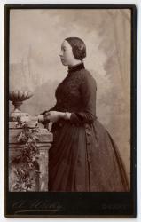Elisa Bloesch (1863-1894) de profil vers la gauche dans une longue robe by Wicky  A.