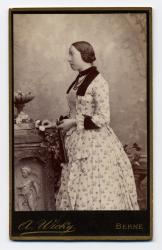 Elisa Bloesch (1863-1894) de profil vers la gauche dans une longue robe à fleurs by Wicky  A.