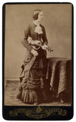 Elisa Bloesch (1863-1894) avec violon dans la main gauche by Deppeler J.