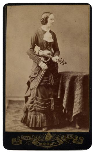 Elisa Bloesch (1863-1894) avec violon dans la main gauche by Deppeler J.