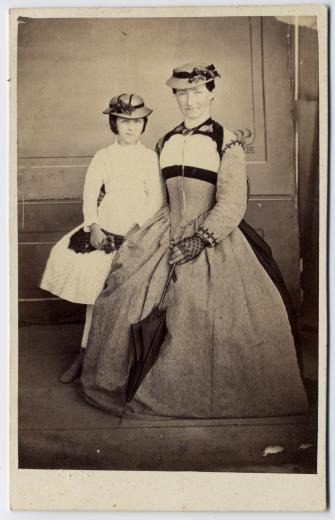 Elisa Bloesch (1863-1894) als junges Mädchen mit Susette Plüss (Köchin) by inconnu / anonyme