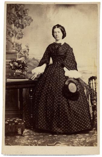 Madame Fanny Louise Joséphine Bloesch-Schwab (1833-1914) dans une longue robe mouchetée (épouse de Gustav Bloesch) by Girod J.