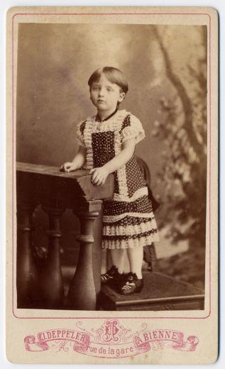 Fanny Greppin-Bloesch petite fille (penchée sur la balustrade) by Deppeler J.