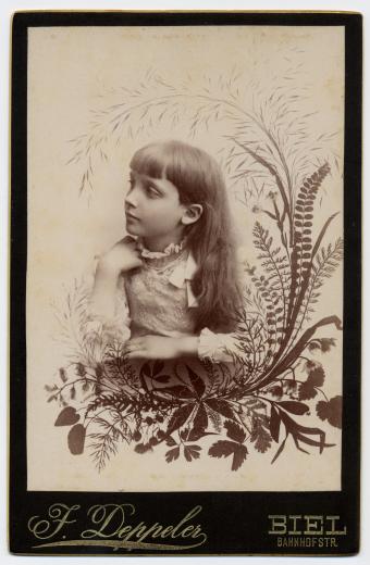 Fanny Greppin-Bloesch, petite fille (de profil vers la gauche) by Deppeler J.