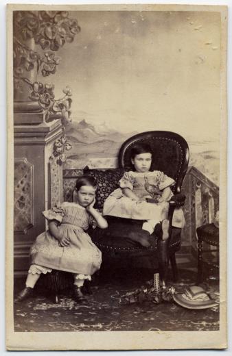 Clémence Joséphine Fanny Bloesch-Bloesch (1857-1928) et Mathilde Elise Wartmann-Bloesch (1859-1954) petites filles by Girod J.