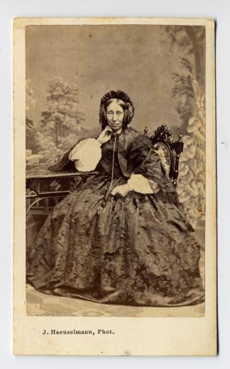 Frau Dr. Elisa Bloesch-Pugnet (1809-1863) sitzend mit gewinkelter Rechten by Haeuselmann Jakob
