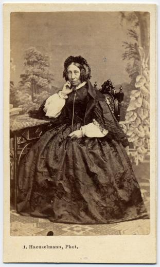 Frau Dr. Elisa Bloesch-Pugnet (1809-1863) sitzend, nach links, gewinkelte Rechte by Haeuselmann Jakob