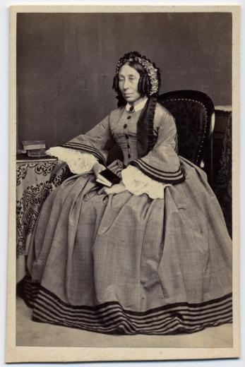 Elisa Bloesch-Pugnet (1809-1863), assise vers la gauche dans une robe avec rayures sur le bas by Girod J.