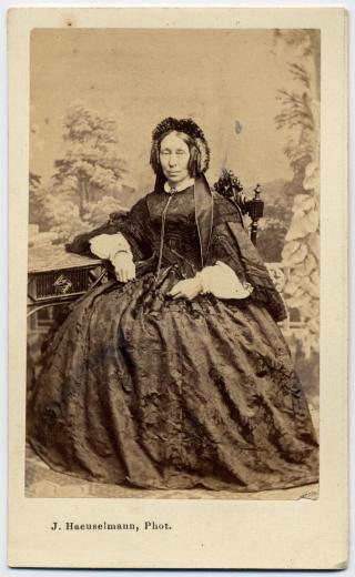 Frau Dr. Elisa Bloesch-Pugnet( 1809-1863) mit Händen im Schoss by Haeuselmann Jakob