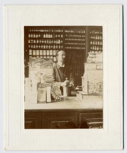 Eduard Wartmann dans sa pharmacie (1853-1935) by inconnu / anonyme