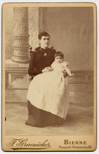 Madame Mathilde Wartmann-Bloesch (1859-1954) avec Hélène (bébé) sur les genoux (1891-1907) by Graenicher F.