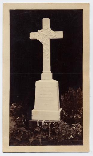 Tombe de Robert Alexander Bloesch-Bloesch (1855-1888) au cimetière derrière le technikum de Bienne by inconnu / anonyme
