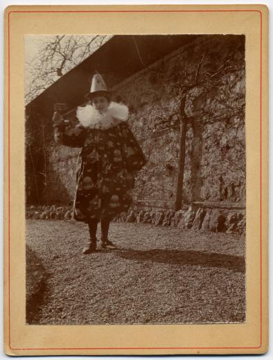 Hélène Wartmann (1891-1907) en costume de carnaval by inconnu / anonyme