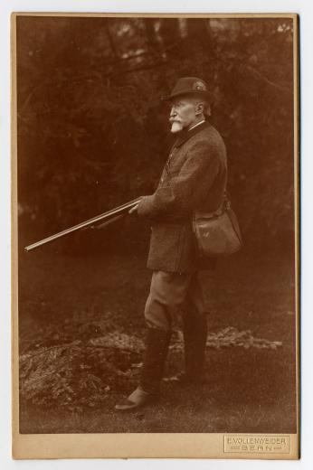 Albert Schwab-Boell (1828-1915) en habit de chasse, debout, de profil vers la gauche by Vollenweider Emil