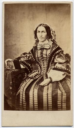 Joséphine Schwab-Verdan (1805-1880) assise de face by Willemin Henry