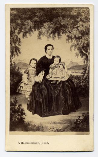 Marie Elise Sofie Schwab-Bloesch mit Kindern Adele (geb. 1859) und Emil (geb. 1862) by Haeuselmann Jakob