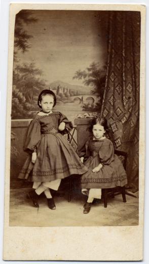 Mathilde Haag (1855-?) und Pauline Haag (1859-1898) by Girod J.