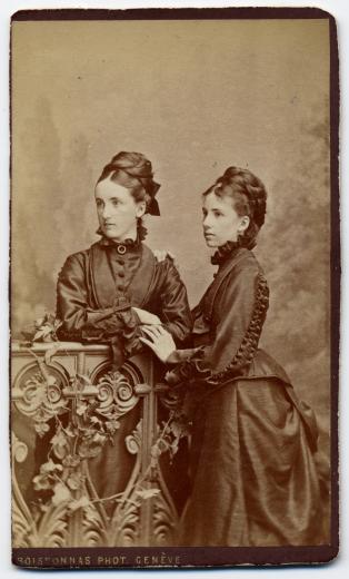 Mathilde Haag (1855) et Pauline Haag (1859-1898) by Boissonnas Fred