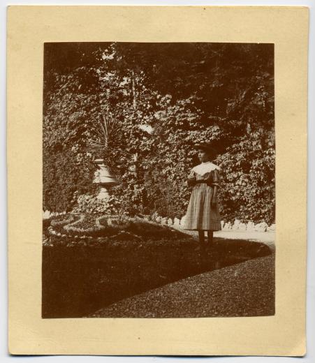 Helene Wartmann (1891-1907) dans le jardin by inconnu / anonyme
