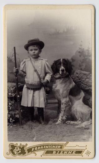 Hans Römer enfant avec un chien by Graenicher F.