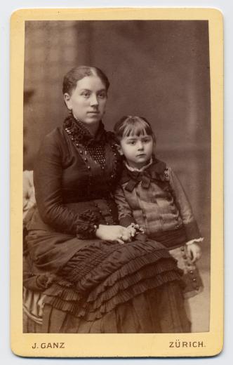 Mme Wenner-Wildermeth avec sa fille Laurli by Ganz J.