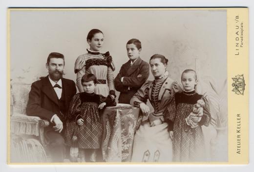 Familie Götzger-Wartmann (Karl et Marie) et leurs enfants Regina, Ernst, Marie, Paula by Keller M.
