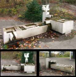 Spielbrunnen mit Hahn by Brogni Hans Karl
